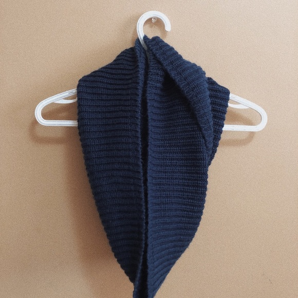 Blue knitted scarf - Picture 3 of 3
